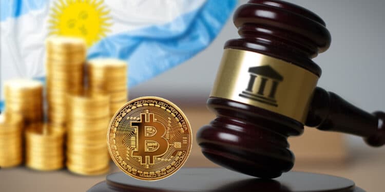 Maso de juez con ícono de banco, criptomonedas y btc con bandera de Argentina de fondo.