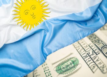 Dólares y bandera de Argentina.