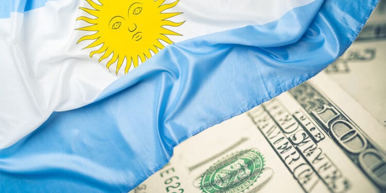 Dólares y bandera de Argentina.