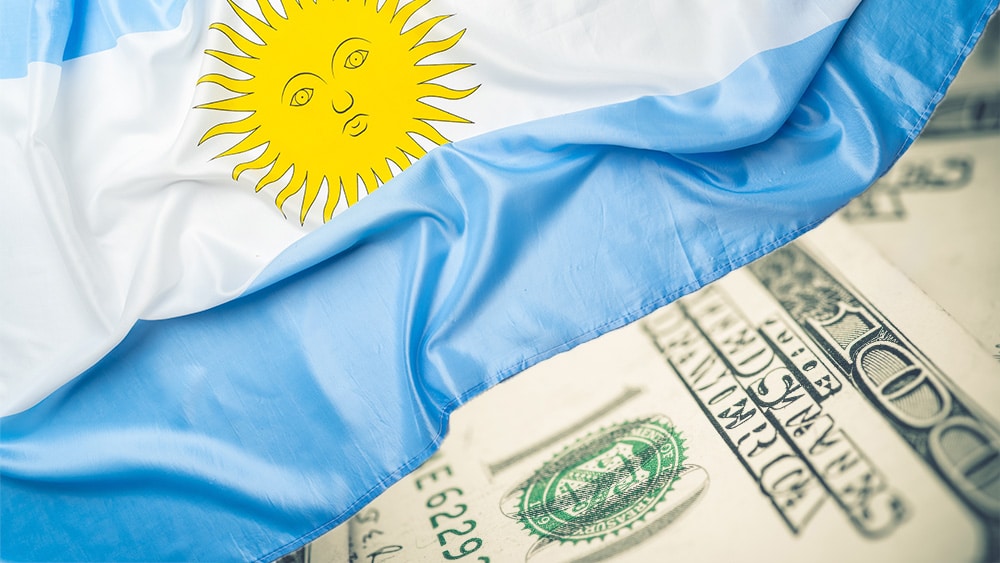 Dólares y bandera de Argentina.