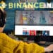 Binance pretende «liderar el metaverso» de los NFT con el lanzamiento de su marketplace de tokens coleccionables. Composición por CriptoNoticias. Binance / binance.com; DC_Studio / elements.envato.com.