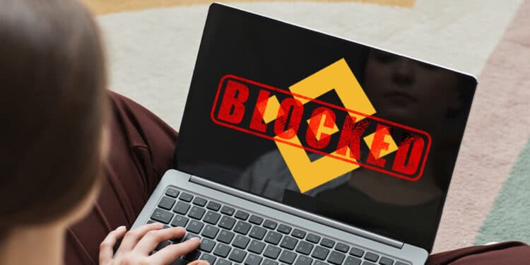 Pantalla con logo de Binance y sello de BLOCKED.