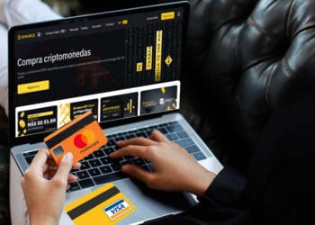 Persona en sitio web de Binance con tdc mastercard y visa.