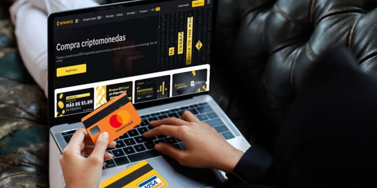 Persona en sitio web de Binance con tdc mastercard y visa.