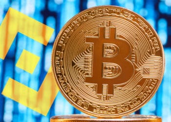 Bitcoin con fondo de códigos y logo de Binance.