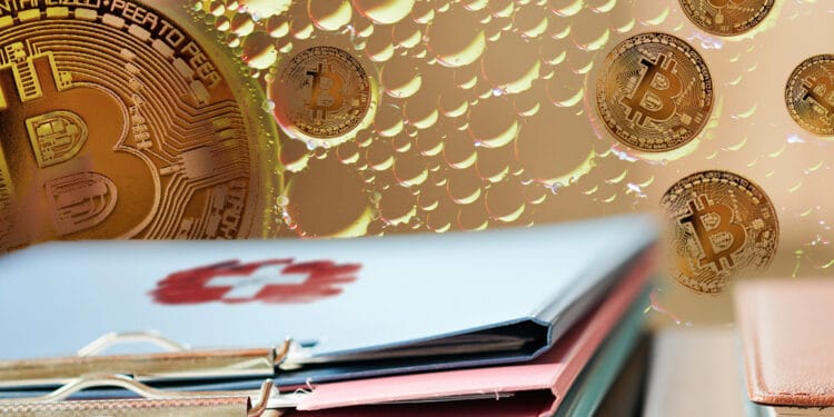 Mesa con carpetas y bandera de Suiza y burbujas con bitcoins.