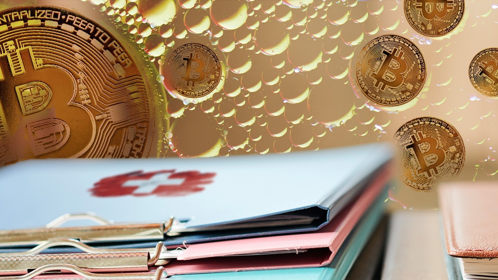 Mesa con carpetas y bandera de Suiza y burbujas con bitcoins.