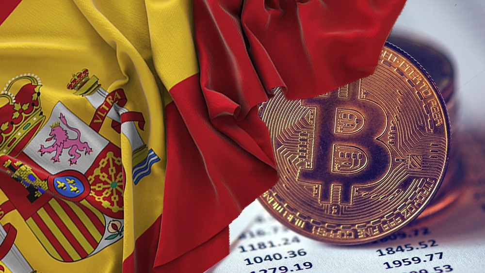 BTC sobre documento contable y bandera de España.