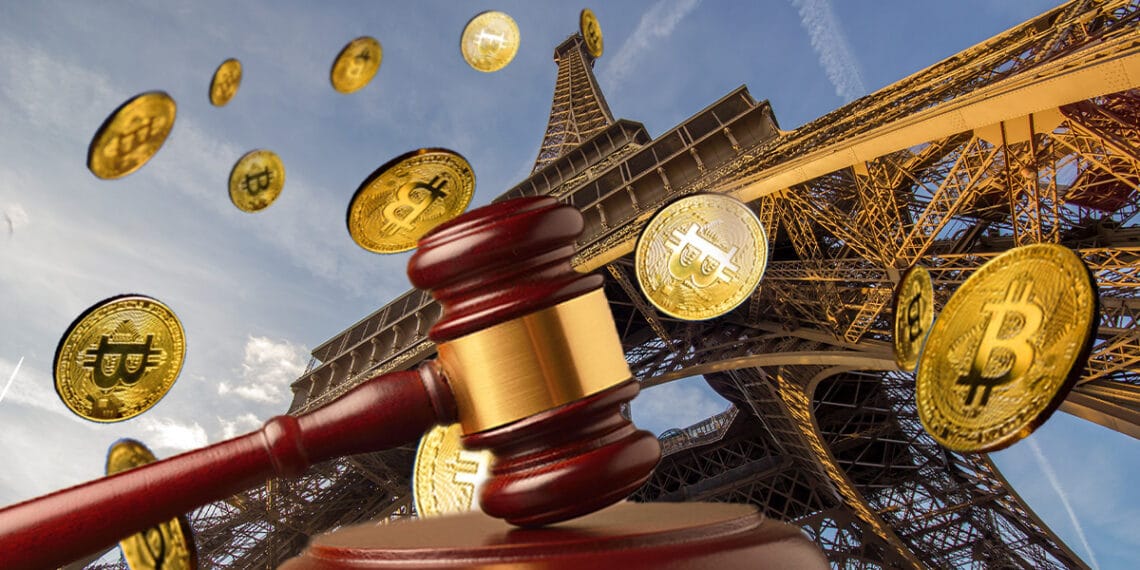 Torre Eiffel, con mazo de juez y bitcoins.