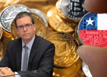 Fondo de criptomonedas con exsenador Harboe y mano sosteniendo criptomoneda con bandera de Chile.