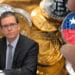 Fondo de criptomonedas con exsenador Harboe y mano sosteniendo criptomoneda con bandera de Chile.