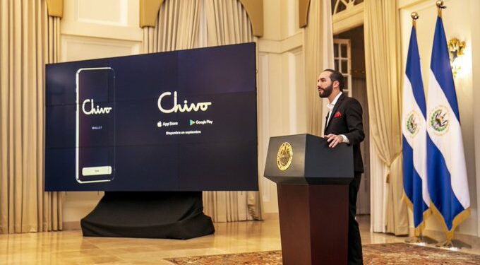 Nayib Bukele presentando el monedero de Bitcoin de El Salvador, llamado Chivo.