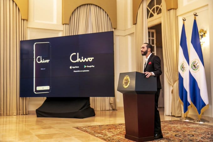 Nayib Bukele presentando el monedero de Bitcoin de El Salvador, llamado Chivo.