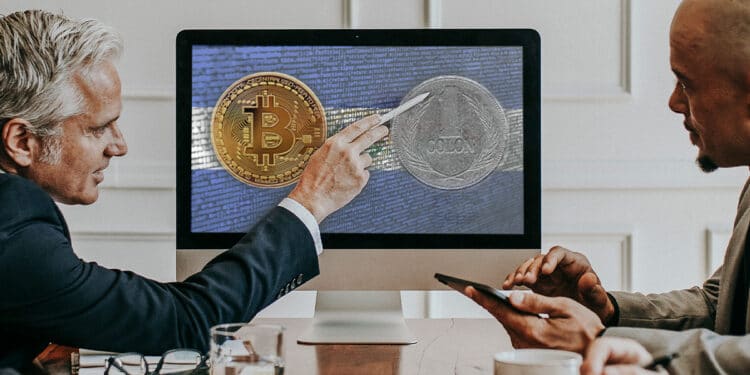 Pantalla con bandera de El Salvador, con btc y colon.