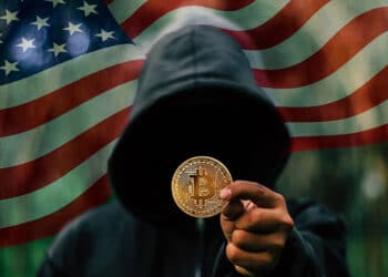 Hacker con bitcoin y bandera USA.