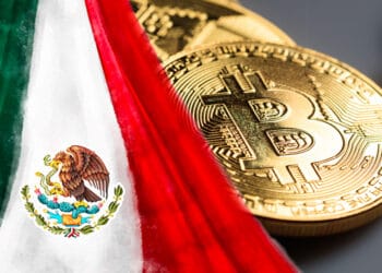 Bandera de México y bitcoins.