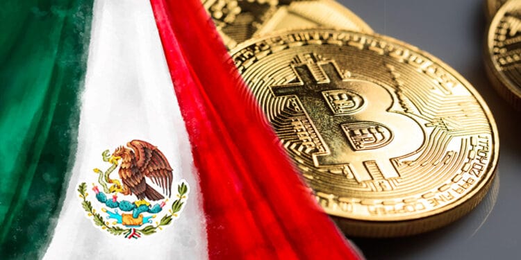 Bandera de México y bitcoins.