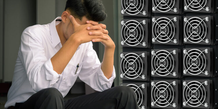 Mineros y persona lamentándose.