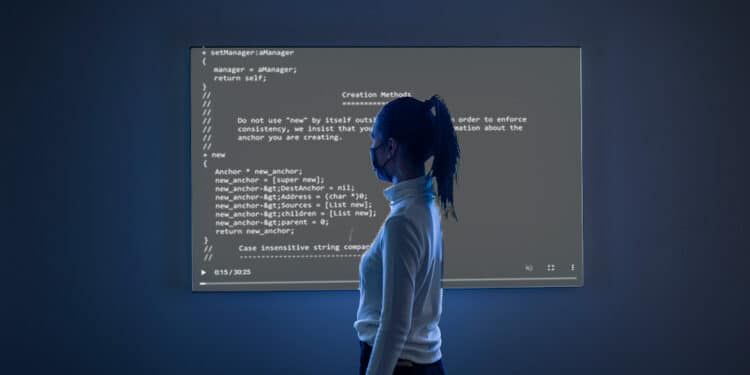 Persona mirando pantalla con código NFT.