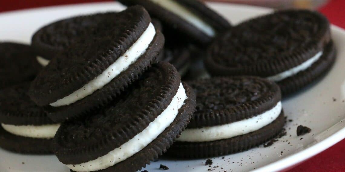 plato con galletas oreo.