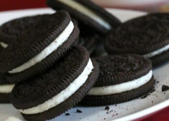 plato con galletas oreo.