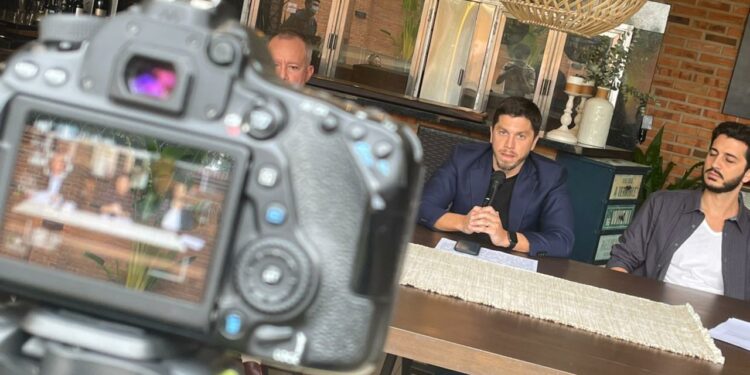 El diputado Carlos Rejala (centro) presentó la propuesta de ley para regular a bitcoin en Paraguay. Fuente: Cortesía.