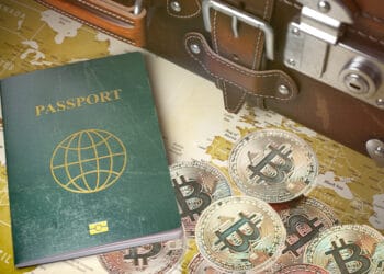 Pasaporte con bitcoins y mapa.