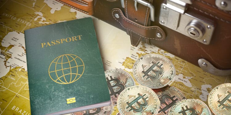 Pasaporte con bitcoins y mapa.