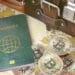 Pasaporte con bitcoins y mapa.