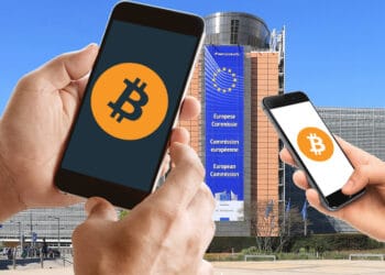 Sede de la Comisión europea y teléfonos con logo de bitcoin.