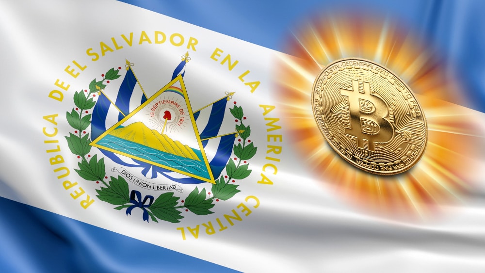 Bandera de El Salvador y bitcoin resplandeciente.