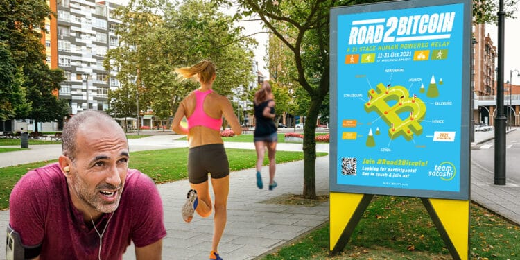 Personas trotando frente a póster Road2Bitcoin.