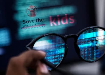 Pantalla con logo de Save the Children modificado con la palabra kids.