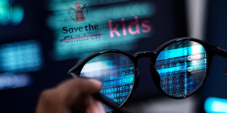 Pantalla con logo de Save the Children modificado con la palabra kids.