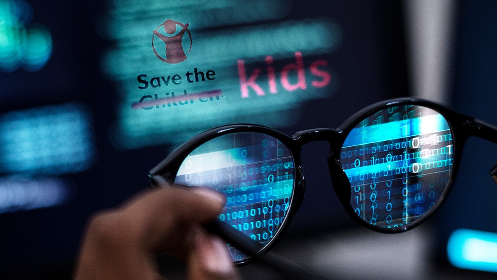 Pantalla con logo de Save the Children modificado con la palabra kids.