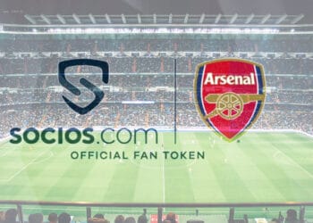 Campo de fútbol con logos de Arsenal y socios.com.