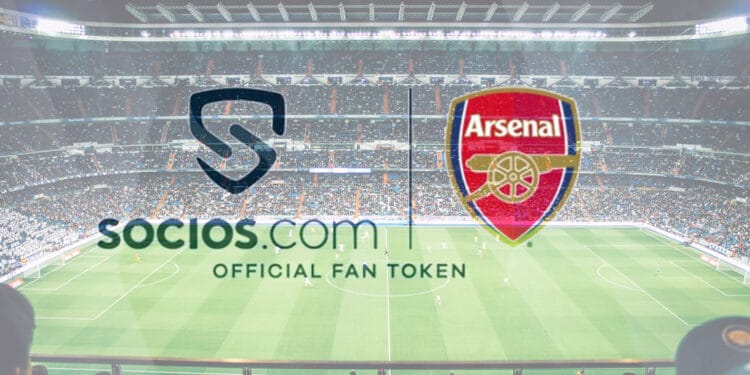 Campo de fútbol con logos de Arsenal y socios.com.
