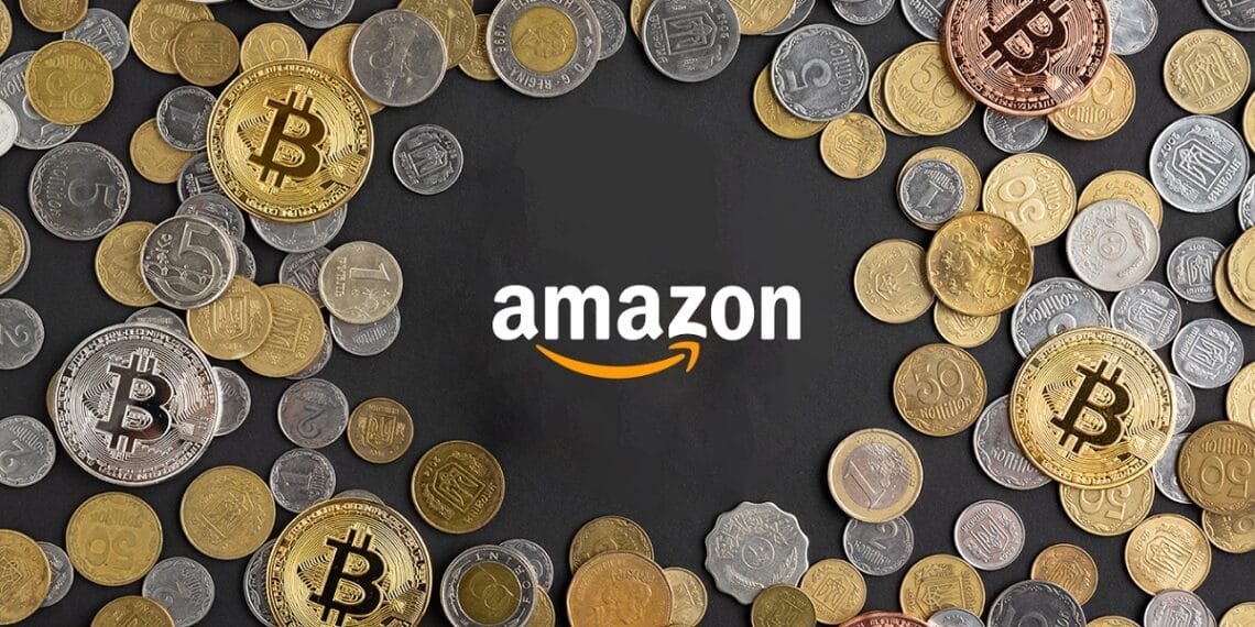 Logo de Amazon.com rodeado de monedas nacionales y de bitcoins