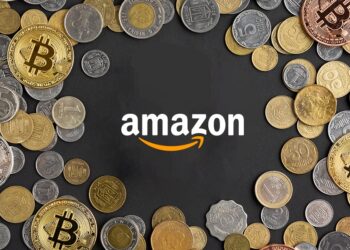 Logo de Amazon.com rodeado de monedas nacionales y de bitcoins