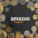 Logo de Amazon.com rodeado de monedas nacionales y de bitcoins