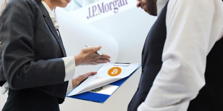 personas discutiendo un documento con la bandera de El Salvador y un btc con logo de JP Morgan al fondo.