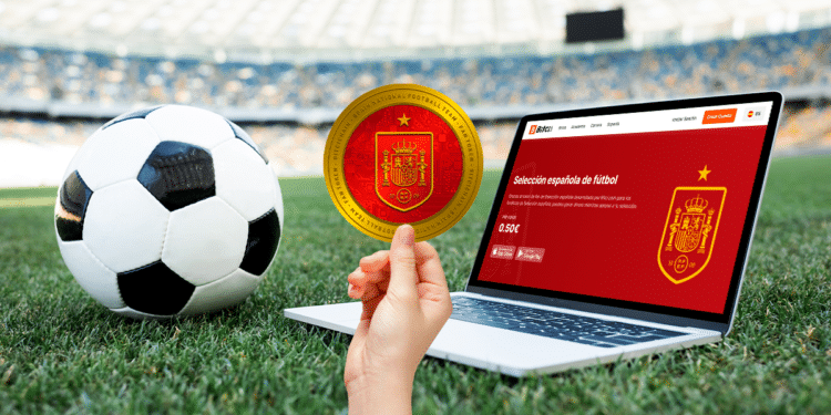 Campo de fútbol y balón con fan token de la selección de españa y su pantalla en Bitci.com.