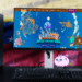 Axies en pantalla y bandera de Venezuela.