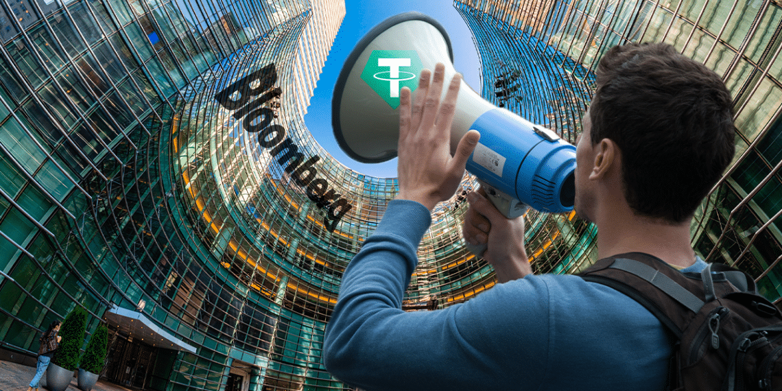 Persona protestando con logo de Tether a edificio con logo de Bloomberg