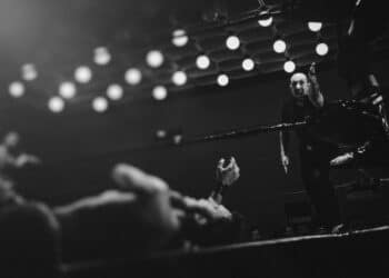 Boxeador en el piso del cuadrilatero con referee.