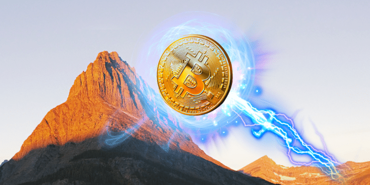 Bitcoin subiendo montaña con rayo.