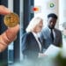 Grupo de personas representando a compañías conversando y mano sosteniendo BTC.