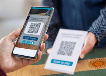 El presunto robo se habría producido luego de que la víctima le permitiera manipular el teléfono a su contraparte. Composición por CriptoNoticias Fuentes:  Rido81  /  elements.envato.com .