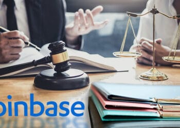 Mesa judicial con logo de Coinbase.