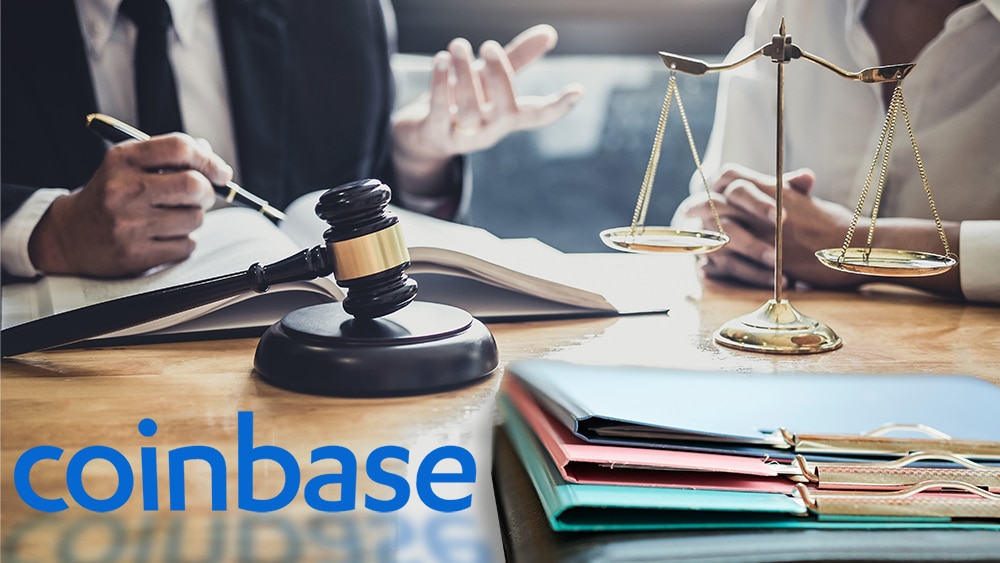 Mesa judicial con logo de Coinbase.